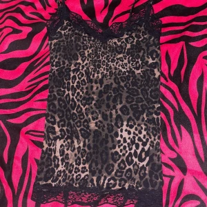 Leopard linne -  Snyggt linne med leopardprint som jag köpte i Italien❤️ märket är tezenis och det har inga skador utan e som nytt💞