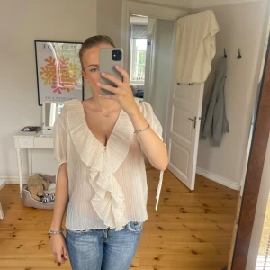 Blus - Säljer denna så fina blusen från Zara, den är endast använd ett fåtal gånger så den är i riktigt bra skick!💕