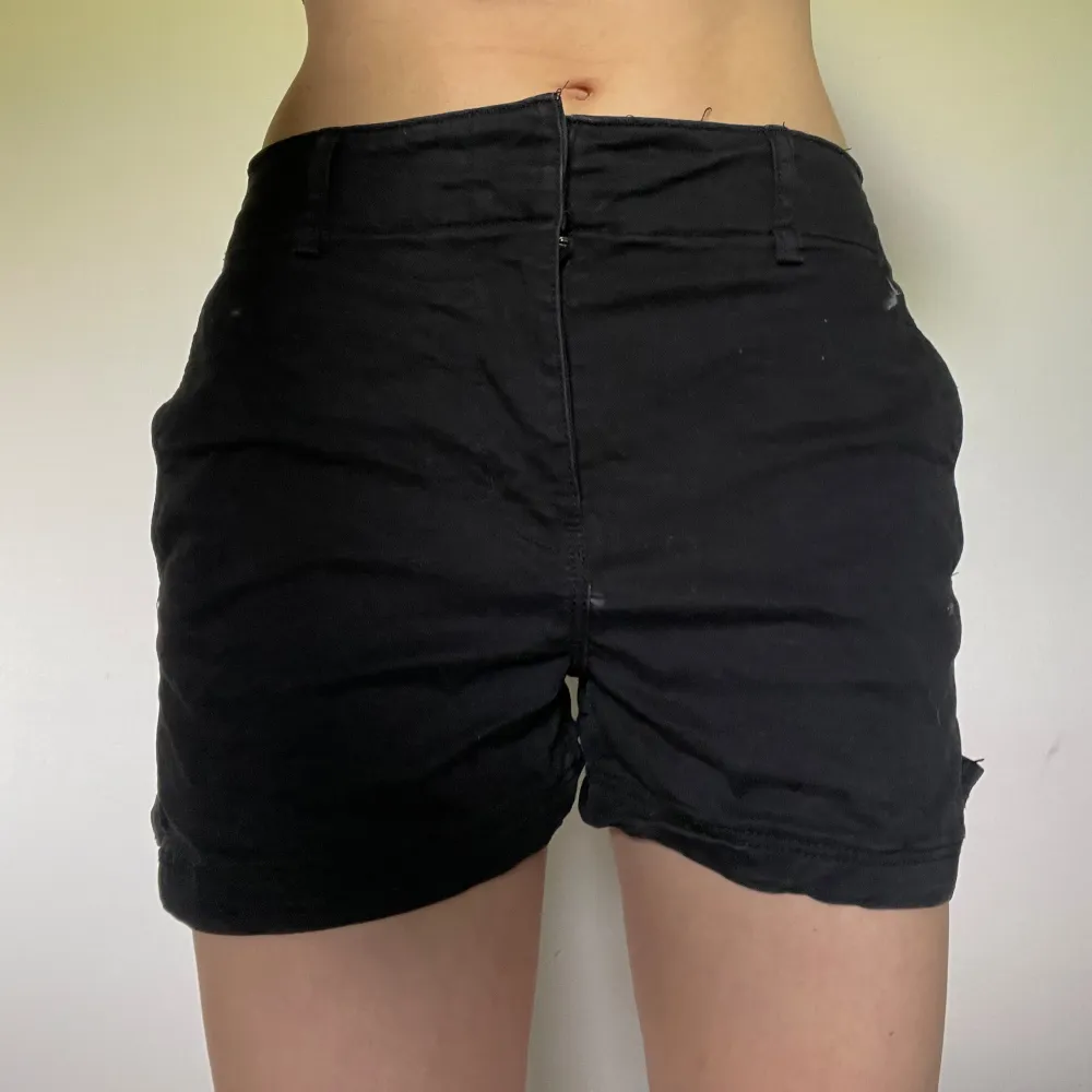 Drar lätt åt sig damm men härligt tyg. Två bakfickor  Midja tvärsöver: 33 cm Ytterbenslängd: 34,4 cm. Shorts.