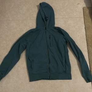 Sail Racing tröja i storlek S grön färgad. - Tröjan är i bra skick har knappast använt den, den börjar bli liten på mig och därför vill jag sälja den till någon som den hade kunnat passa.