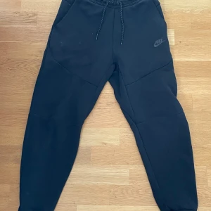 Nike tech byxor - Ett par sköna Nike tech som går att ha på sig med allt Två fläckar men som inte syns så mycket 