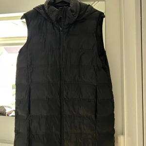 Zara väst  - Zara väst som är väldigt populärt men är slutsålt säljer min som inte passar mig längre köpte den för drygt 2 år sen och har inte använt den sen dess för den ej passar de finns luva som jag inte fick med i bilden passar med allt