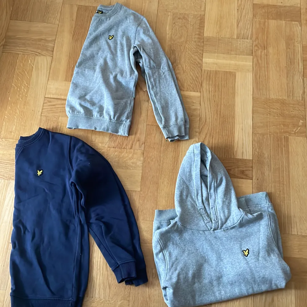 3 stycken härliga lyle&scott tröjor.👕 Pris: 149kr st💸  Skriv vid intresse!!  Storlek: junior: Blå tröja: 12/13 years. Grå tröja: 14/15 years. Grå hoodie: 12/13 years. ⬆️⬆️⬆️⬆️⬆️⬆️⬆️⬆️⬆️. Tröjor & Koftor.