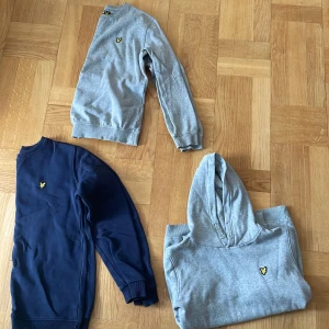 Lyle&scott - 3 stycken härliga lyle&scott tröjor.👕 Pris: 149kr st💸  Skriv vid intresse!!  Storlek: junior: Blå tröja: 12/13 years. Grå tröja: 14/15 years. Grå hoodie: 12/13 years. ⬆️⬆️⬆️⬆️⬆️⬆️⬆️⬆️⬆️