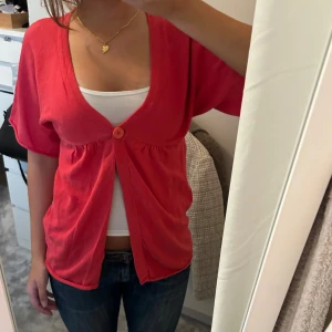 Mörkrosa kortärmad kofta💗💗 - Mörkrosa kortärmad kofta💗💗storlek s💖lite mer rosa än röd i verkligheten