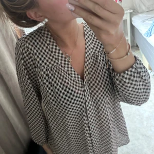 Levate blus - Jätte fin blus Passar xs-m