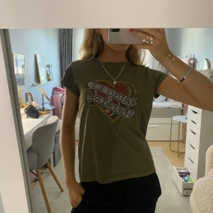 Zadig & Voltaire tröja grön - Säljer denna jättefina tröja från Zadig & Voltaire! Mycket bra skick!