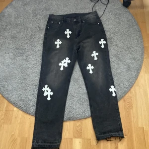 Chrome hearts byxor - Säljer ett par feta chrome hearts jeans. Köpta på plick vet ej om dem är äkta. Ser äkta ut. Skick 10/10