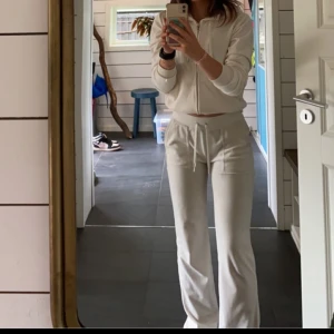 Juicy couture set - Säljer detta settet och ett likadant i rosa, fint skick. Fickor på baksidan. Vita är byxorna xs och tröjan m, passar mig som har xs. Rosa är byxorna xs och tröjan s  1000kr/set 