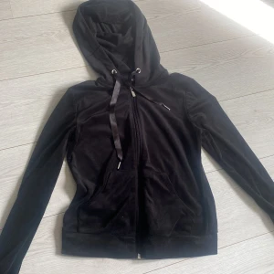 Svart jätte skön tröja - Skön tröja säljer den pgr av att jag inte använder den❤️