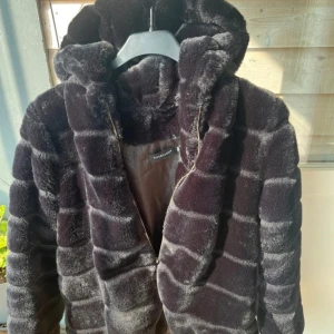 Jacka fuskpäls  - Mysig och fluffig jacka i fuskpäls. Perfekt till höst, vinter! 