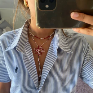 Pärlhalsband med blomma - Flera pärlhalsband på gång, hör av er om ni är intresserade!!  350kr för långt 200 för kort Kan även göra armband och ringar (Säljer på Vinted också där frakten är billigare)