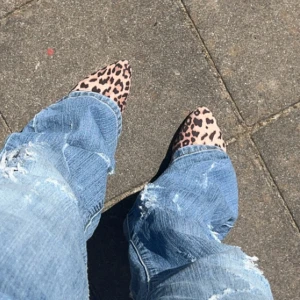Ballerinaskor - Säljer dessa skitcoola leopard ballerinaskor. Har köpt de second hand så därav syns det att de används en del. Storleken är 38 men då de var lite stora på mig skulle jag säga 39 ungefär. 