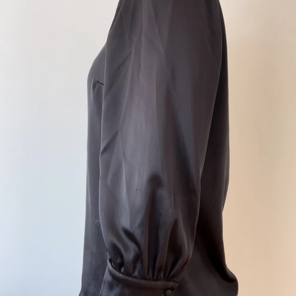 Svart blus med puffärmar - 90