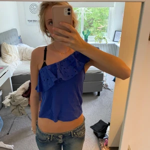 Söt topp från mango  - Supersöt topp från mango! Aldrig använd med prislappen kvar💕