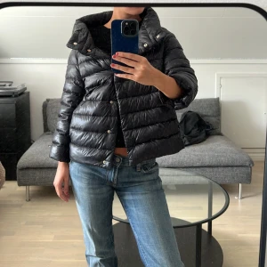 Herno jacka  - Säljer min svarta herno jacka, it 40 vilket motsvarar 36. Superfint skick, inget att anmärka på  3500kr