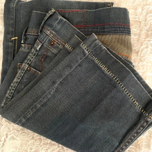 Vintage Levis jeans - Vintage Levi’s jeans. Inga defekter. Lågmidjade bootcut. Står L men skulle säga att de passar M/S. Pris kan diskuteras. Hör av dig om du har frågor💓