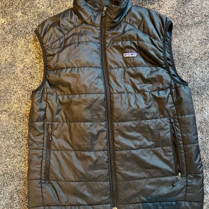 Patagonia dunväst - Här har vi en eftertraktad patagonia väst! Sitter som en smäck.Reva på innersidan som jag har tejpat, inget som syns! Nypris: 2000 Pris kan diskuteras till rimligt mål;)