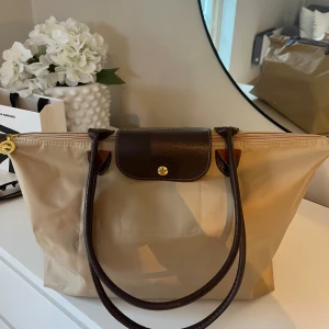Begie longchamp väska  - Säljer då den inte kommer till användning💓Använd två gånger, bra skick, guldig dragkedja, ganska stor så den rymmer mycket 
