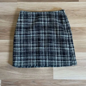 Kjol - Riktigt fin kort kjol, bra skick