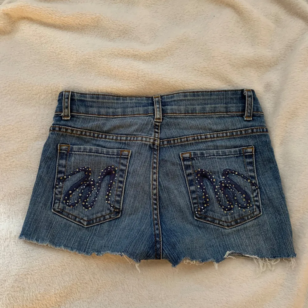 super snygga vintage jeansshorts från zara med unikt tryck och thinestones på bakfickorna, lowwaist/midwiast. kan ej visa bild på då det tyvärr är för tajta för mig ❣️. Shorts.