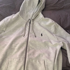 Ralph Lauren Hoodie - Ralph Lauren hoodie i storlek Large. Väldigt sparsamt använd. Bra skick och inga defekter. 2299 nypris