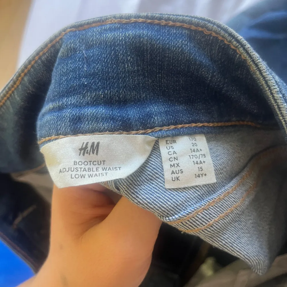 Mörk blåa jeans utan fickor där bak. Två knappar, Stretchit material🩵. Jeans & Byxor.