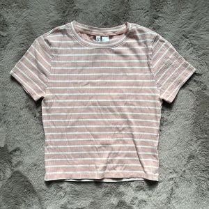 Rosa/vit magtröja  - Randig topp från HM, lite nopprig på vissa ställen.