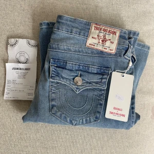 True Religion Low rise bootcut jeans - Säljer mina helt oanvända True Religion Jeans. Köpte fel storlek. Så helt nya, prislappen och kvitto är kvar! 