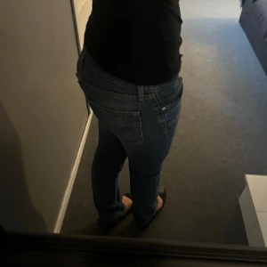 Lågmidjade jeans  - Jeansen är i storlek 28x34 men känns mer som en 25x32 då de inte är stretchiga och sitter som 32 i längd då de är de jag brukar ha och dessa är inte för långa för mig. Midjemåttet är 76, men ingen stretch som sagt! As snygga jeans! 