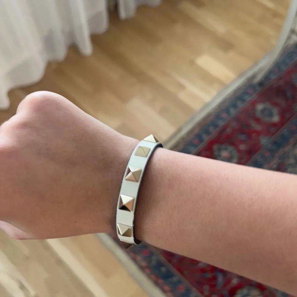 Säljer detta jättefina Valentino armbandet jag köpte i dk. På den andra bilden är all bevis på att den är äkta. Köptes för 2350 kr så säljer den för 1500kr. Accessoarer.