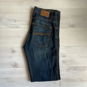 Nudie Jeans - Snygga och trendiga jeans i väldigt bra skick. Nypris: 1600 kr. Storlek 31x34. Made in Italy. Skriv om du har någon fråga!