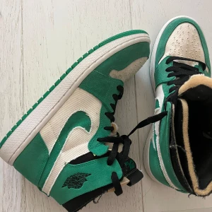 Jordan 1  - Jordan 1 zooms i färgen stadium green som är superbekväma. Använda kanske tie gånger och har inga tecken på användning. Köpta på farfetch men var tyvärr inget kvitto kvar. Storlek 40,5. Bara att fråga för fler bilder eller annat! Originalpris ca 3000