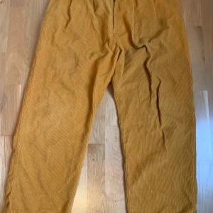 Sjuka manchesterbyxor från junkyard - Baggy manchesterbyxor i senapsgult, köpta från junkyard.