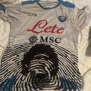 Maradona tröja - En limited edition maradona tröja i Napoli  