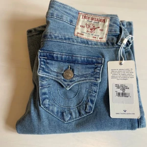 NYA True Religion Joey low rise flare W24 - TRUE RELIGION JOEY LOW RISE FLARE Färg: PEAK SPOT Storlek: W24 Låg midja  Helt nya och oanvända