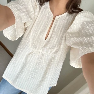 Blus VILA så söt - Jättesöt och fin blus från Vila i storlek 36.  Aldrig använd!