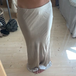 Satin kjol - HELT ny aldrig andvänd från gina❣️❣️