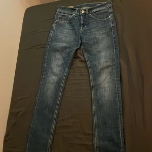 Dondup George - Dondup jeans i model George i jätte bra skick. Storlek 28 I midjan och Ca 30 längd. Ända defekt är att man kan känna på materialet att de tvättas några gånger. Hör av er vid funderingar