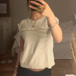 Stickad tröja - Supersnygg tröja som tyvärr inte används längre, storlek 140 men skulle säga att den passar xs