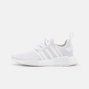 Vita Adidas NMD R1  - Superfina NMD R1 sneakers, är i fint skick och använd få gånger, säljs pågrund av att dom inte kommer till användning💕  Kontakta mig vid fler bilder eller frågor, ny pris samt det jag köpte för är 1695 säljs därför för 950kr🩷