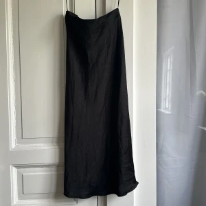 Satinkjol - Satinkjol i midi-längd från VILA. Storlek 38. 