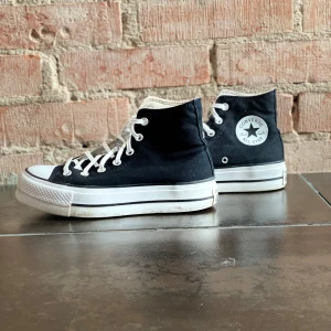 Converse Chuck Taylor All star Lift - Höga sneakers  - Höga Converse köpta från Zalando, märket ”Converse” i storlek 38. Bra skick och bekväma skor.  Från början köpta för 919kr 