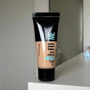 Foundation Fit Me Matte + Poreless från Maybelline - Säljer en Fit Me Matte + Poreless foundation från Maybelline i nyansen 115. Den är perfekt för normal till oljig hud och ger en matt finish som håller i upp till 12 timmar. Tuben är smidig och lätt att använda, perfekt för en jämn och naturlig look.💕Helt ny