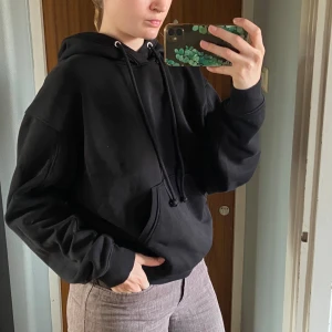Hoodie - Riktigt nice och bekväm hoodie som är oversized på rätt ställen. Märkt XS men passar nog upp till en L. Säljes då jag har grov platsbrist i garderoben