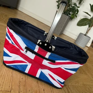 Ihopfällbar picknick korg - Ihopfällbar picknickkorg men Storbritanniens flagga på. Andvänd fåtals gånger och är praktisk till picknicks. Skriv privat för fler frågor❤️