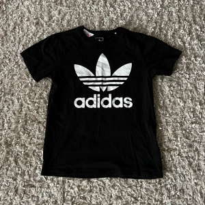 Adidas t-shirt nyskick - T-shirt av märket Adidas. Är i nyskick. Stl 164. 
