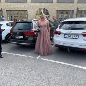 Balklänning - Säljer nu min jättefina balklönning i storlek 38, jättefin färg och form, finns att prova utanför Norrköping, använd 1 gång på min bal, nypris 5400