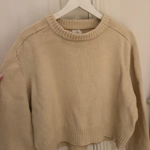 Stickad tröja från Crin Wester - Stickad beige tröja från carin wester i fint skick! Köparen står för frakten!