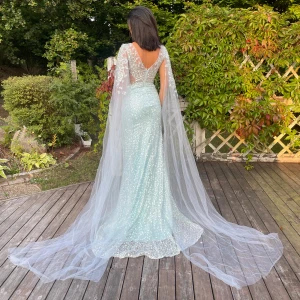 Balklänning - Jättefin klänning, endast använd 1 gång, nypris 7000kr  Den är vadderad vid brösten, strlk xs, sitter tight med fina långa ärmar och litet släp. Pris kan disskuterat vid snabb affär